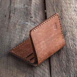 Cartera NERO / Cartera plegable de cuero hecha a mano / Cartera marrón coñac para hombre / Regalo para él / Hecho en Finlandia