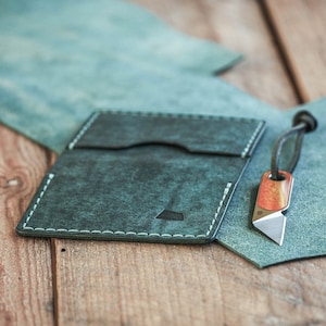 Journeyman Wallet | Blue bi-fold wallet | front pocket wallet | Vegetable tanned full grain leather wallet for men | handmade in Finland