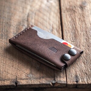 Cartera plana / Tarjetero marrón oscuro fabricado en Finlandia, cartera para hombre de piel curtida vegetal, cartera minimalista EDC con bolsillo frontal para hombre