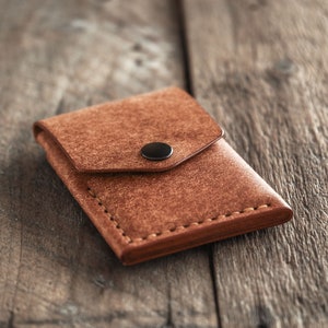 Cartera plegable / Cartera minimalista de cuero hecha a mano / Tarjetero marrón / Cartera EDC con bolsillo frontal resistente / Cartera marrón / Fabricada en Finlandia