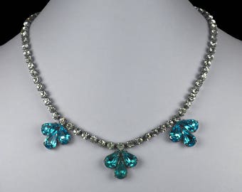 Vintage Halskette - Strass - Blau - Aquamarin - Tropfen - Elegant - 1950er - Fleur de Lis - Kleeblatt - Mid Century - Geschenk