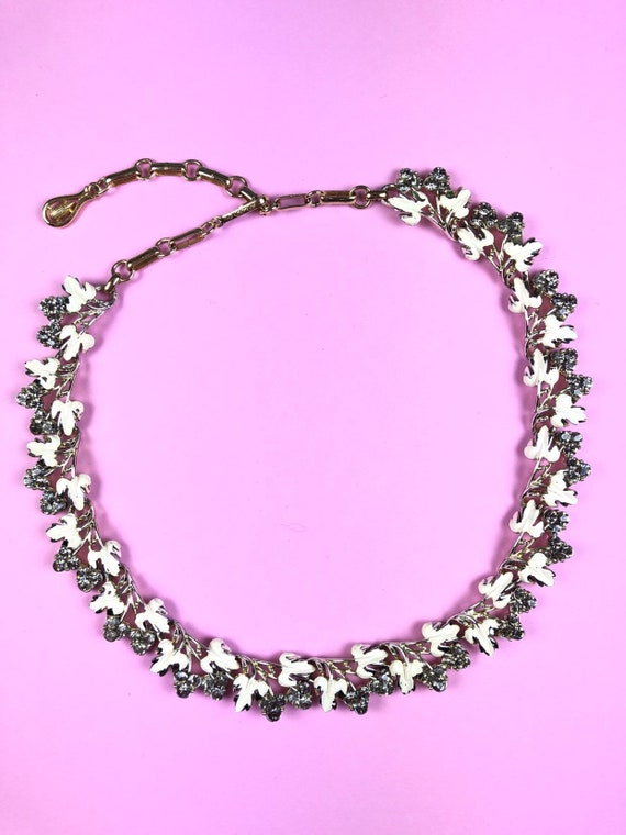 Vintage Leaves Rhinestone White Grey Necklace | De