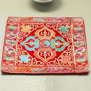 Tibetanisch-buddhistisches Kreuz Vajra Seidenbrokat-Schrein-Tischabdeckung Altar-Tuch, rot 8 "x 8", chinesischer Endlosknoten-Buddhismus-Innendekoration-Matte