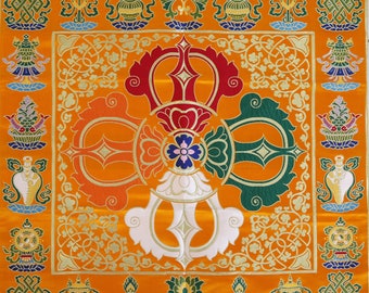 Peut inclure: Une tapisserie carrée en tissu orange avec un motif central de quatre symboles stylisés multicolores qui s'entrecroisent. La tapisserie est bordée d'un motif répétitif de fleurs stylisées et d'autres symboles.