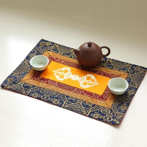 Buddhistisches Om-Seidenbrokat-Altartuch, tibetischer Buddhismus Vajra Dorje Schrein-Tischdecken-Matten-Dekor (40,5 x 26,5 cm)