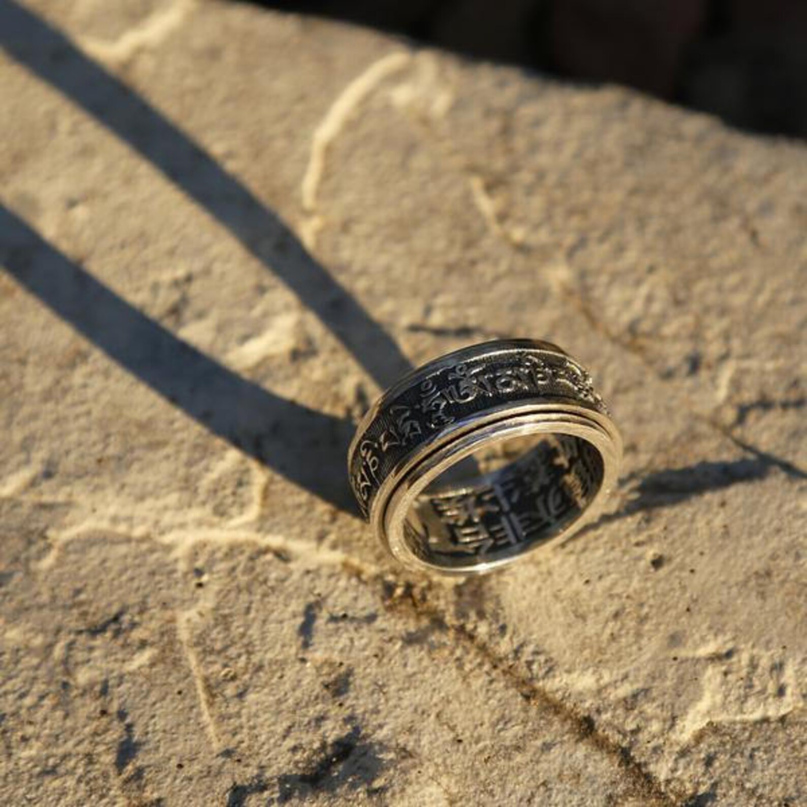 Bague en argent tibétaine avec prières sacrées