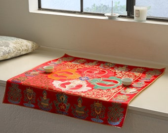 Nappe d'autel tibétaine en brocart de soie, couverture de sanctuaire design traditionnel ashtamangala, décoration bouddhiste (28 x 28 po.) rouge/jaune