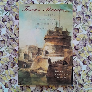 Może przedstawiać: Książka zatytułowana "Tosca's Rome" z akwarelową ilustracją fortecy na okładce. Podtytuł książki brzmi "The Play and the Opera in Historical Perspective". Autorem jest Susan Vandiver Nicassio.