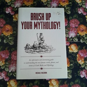 Może przedstawiać: Książka zatytułowana Brush Up Your Mythology! z białą okładką przedstawiającą czarno-białą ilustrację postaci jadącej na stworzeniu morskim. Tekst brzmi: An informative and entertaining guide to understanding the most famous words, phrases, and stories of Greek Myths and Mythology autorstwa Michaela Macrone'a.