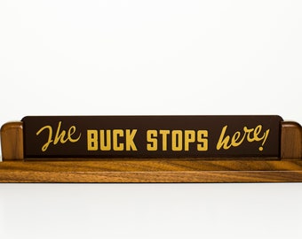 Facsimile van Harry S. Truman's bureaubord "The Buck Stops Here" OFF-0101