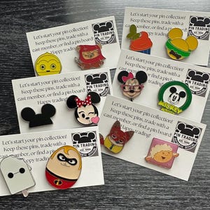 Carte de départ avec épingles à collectionner Disney - 2 nouvelles épingles aléatoires à collectionner. Parfait pour un poisson d'extension, un dépoussiérage de lutin, un cadeau pour adulte, adolescent et enfant