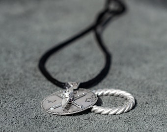 Elegant Silver Nautical Compass Pendant Necklace - Accessory for Sailors and Boating Enthusiasts