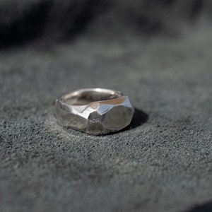 Avant-Garde Geometric Ring with Cubic Crystal Texture and Matte Finish A Statement Piece of Simplicity and Elegance imagen 2
