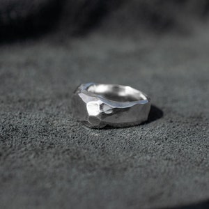 Avant-Garde Geometric Ring with Cubic Crystal Texture and Matte Finish A Statement Piece of Simplicity and Elegance imagen 3