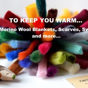 Puede incluir: Un surtido colorido de hilo de lana merino grueso en varios tonos, incluyendo rojo, azul, verde y amarillo. El hilo est&aacute; dispuesto en forma de abanico, con un palo de madera y un l&aacute;piz en primer plano. El texto "TO KEEP YOU WARM... Chunky Merino Wool Blankets, Scarves, Sweaters, Yarn and more... cozy yarn." es visible en la imagen.