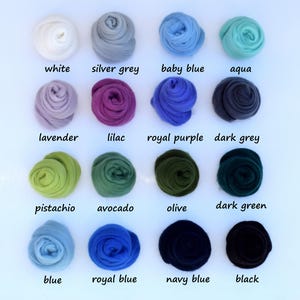 Puede incluir: Una colecci&oacute;n de 16 ovillos de lana de varios colores, incluyendo blanco, gris plateado, azul beb&eacute;, aguamarina, lavanda, lila, morado real, gris oscuro, pistacho, aguacate, oliva, verde oscuro, azul, azul real, azul marino y negro.