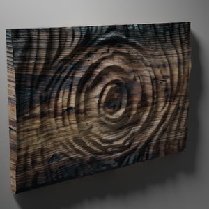 Könnte beinhalten: Ein Wandkunststück aus Holz mit einem runden Muster, das in die Oberfläche geschnitzt ist. Das Holz ist dunkelbraun mit schwarzen und grauen Streifen.