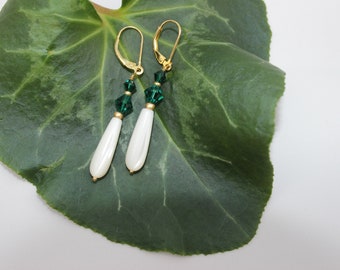 Boucles d’oreilles en coquille de nacre blanche.