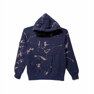 Può includere: Una felpa con cappuccio blu navy con un design a schizzi di candeggina. La felpa ha una tasca a marsupio e un cappuccio con coulisse.