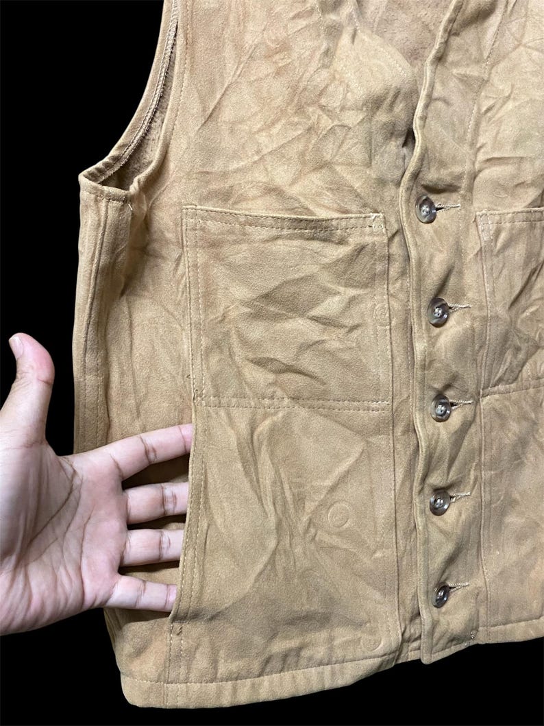 Puede incluir: Chaleco de ante color canela con cierre de botones y dos bolsillos delanteros. El chaleco tiene un dise&ntilde;o cl&aacute;sico y un aspecto suave y texturizado. El chaleco es de color neutro y se puede usar como una capa.