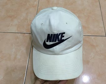 Czapka z daszkiem Nike Swoosh w kolorze białym, rozmiar dla dorosłych.