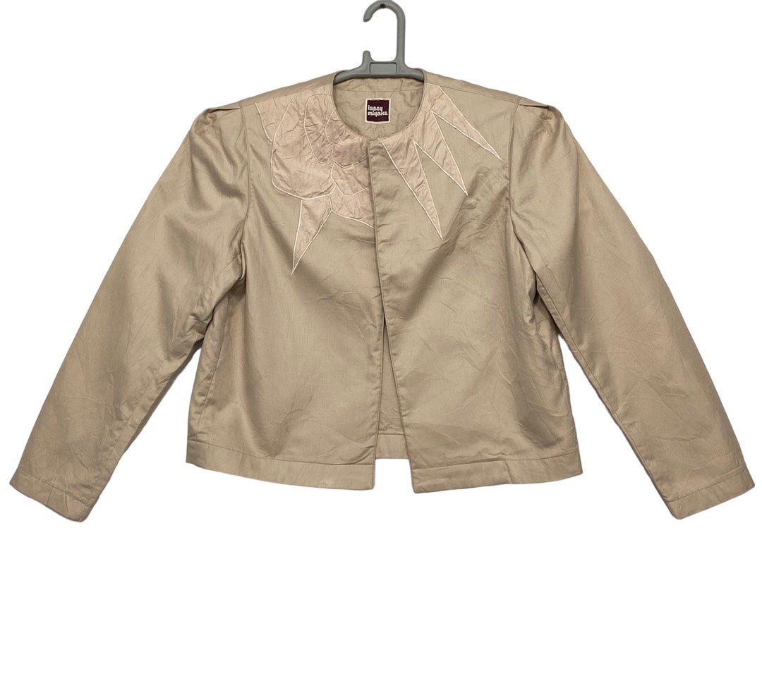 70s Vintage ISSEY MIYAKE Cropped Buttoned Tweed Jacket Made 70s Vintage ISSEY MIYAKE Cropped Buttoned Tweed Jacket Made