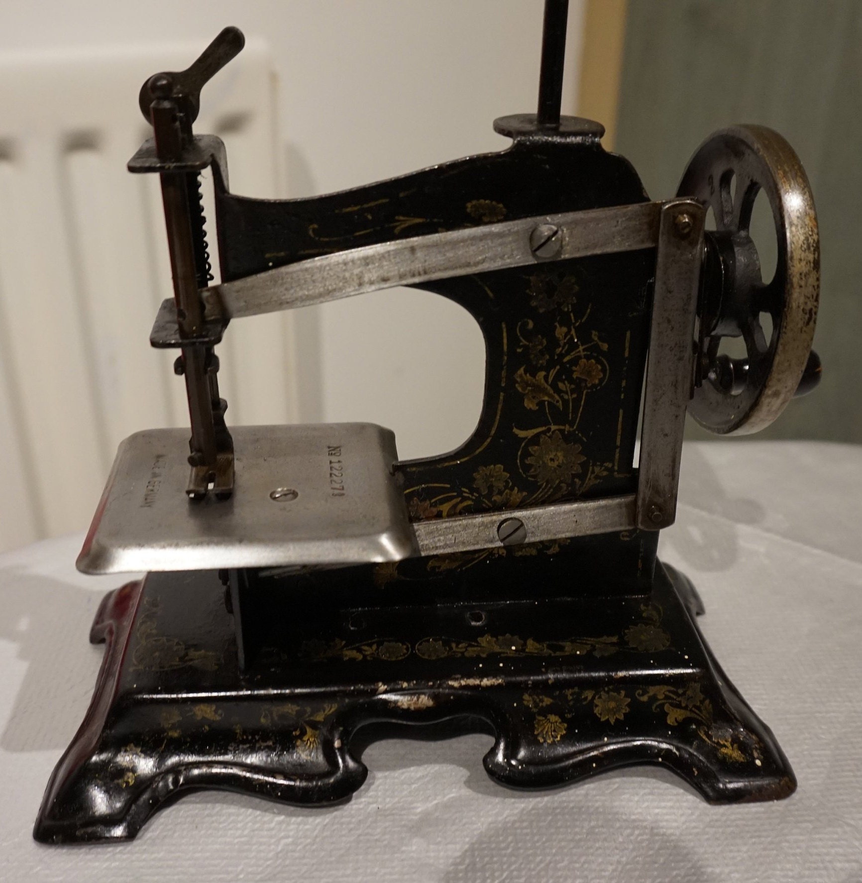 Antica macchina da cucire a manovella Stoewer con accessori e custodia -   Italia