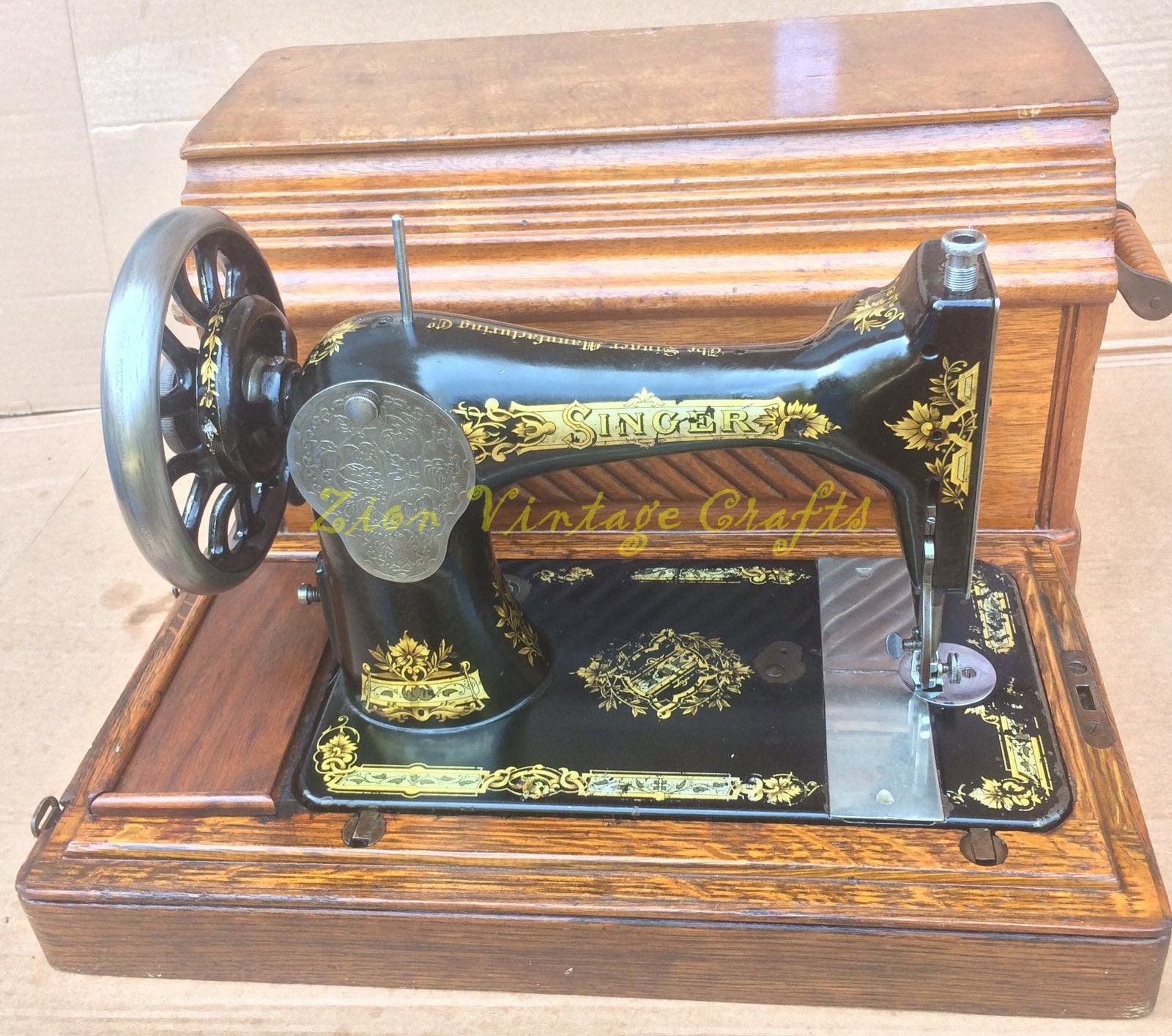 Vintage Singer 128K Handcranked la Vencedora Sewing Machine With Case and  Attachments 1951 