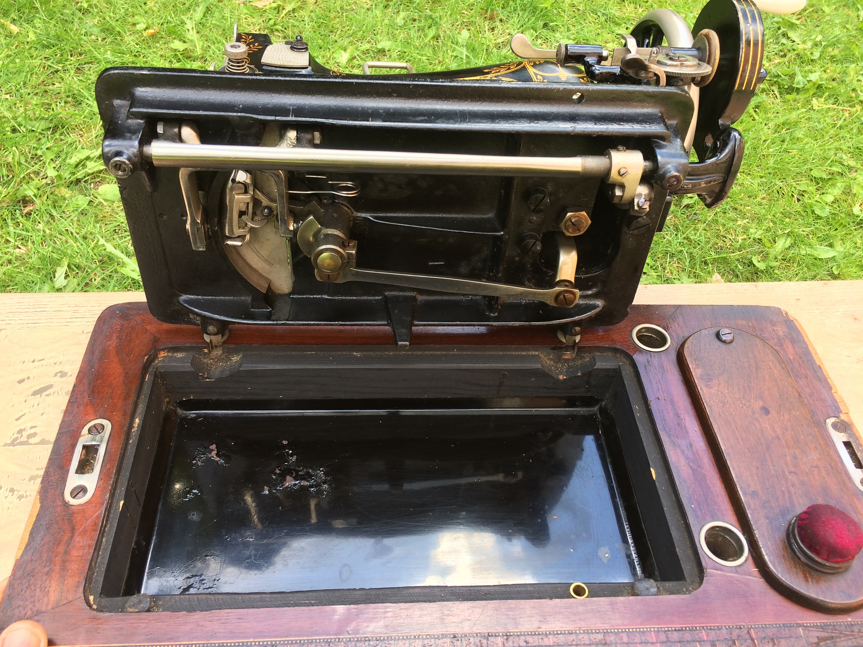 Antique Vesta Handcrank Vibrating Shuttle Sewing Machine, Vintage Home  Decor 