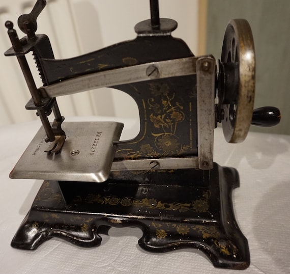 Tiza Del Norte Alrededor Máquina de coser miniatura antigua ALEMANA manivela de - Etsy España