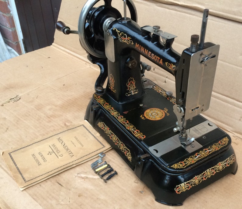 free shippin Minnessota Antique Model D Sewing Machine