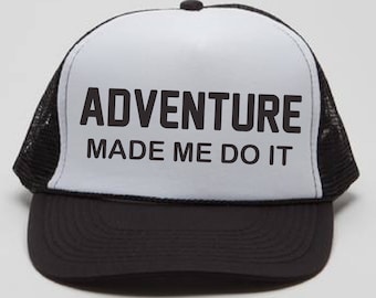 La aventura me hizo hacerlo - Sombrero de camionero Snapback - Montañas, Aventura, Naturaleza, Viajes, Explorar, Regalo de verano, Aventurero, sombrero de senderismo divertido