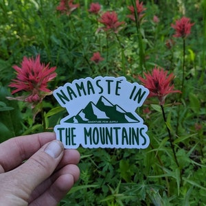 Namaste en las montañas - Pegatina de senderismo divertida, pegatina de vinilo, impermeable, montañas, camping, aventura, explorar más, yoga, botella de agua