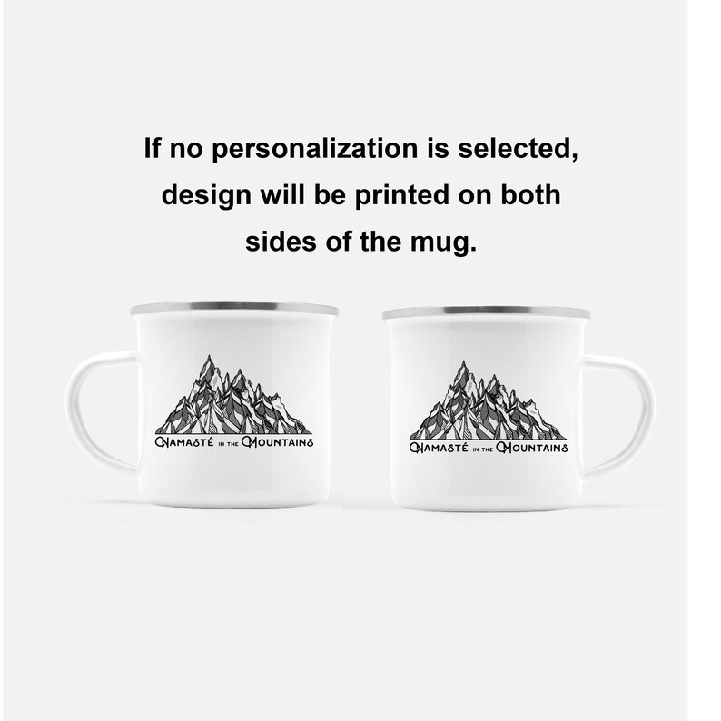 K&ouml;nnte beinhalten: Zwei wei&szlig;e Emaille-Tassen mit einem schwarz-grauen Bergketten-Design und dem Text "Namaste in the Mountains". Die Tassen haben silberne R&auml;nder und Henkel. Der Text &uuml;ber den Tassen lautet: "Wenn keine Personalisierung ausgew&auml;hlt wird, wird das Design auf beiden Seiten der Tasse gedruckt."