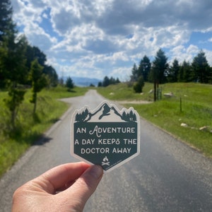 Una aventura al día mantiene alejado al médico: pegatina divertida de la naturaleza, senderismo, camping, carreras de senderos, exploración, actividades al aire libre, regalo divertido