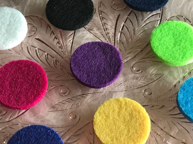 Peut inclure: Assortiment de cercles en feutre de diff&eacute;rentes couleurs, notamment noir, blanc, violet, rose, vert, jaune et bleu. Les cercles sont dispos&eacute;s sur une surface en verre d&eacute;corative.