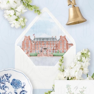 Pode incluir: Uma ilustração em aquarela de um edifício de tijolos é visível através de um envelope branco. O envelope é cercado por flores brancas, um sino dourado e um prato azul e branco. O edifício tem uma bandeira no topo.