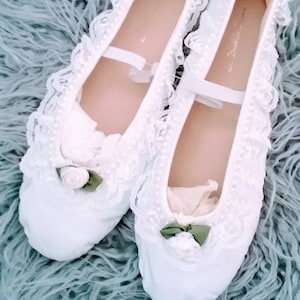 St Demilo Design White Leather Ballet Slippers  Pearl, lace floret trim  Size 9 New Unworn