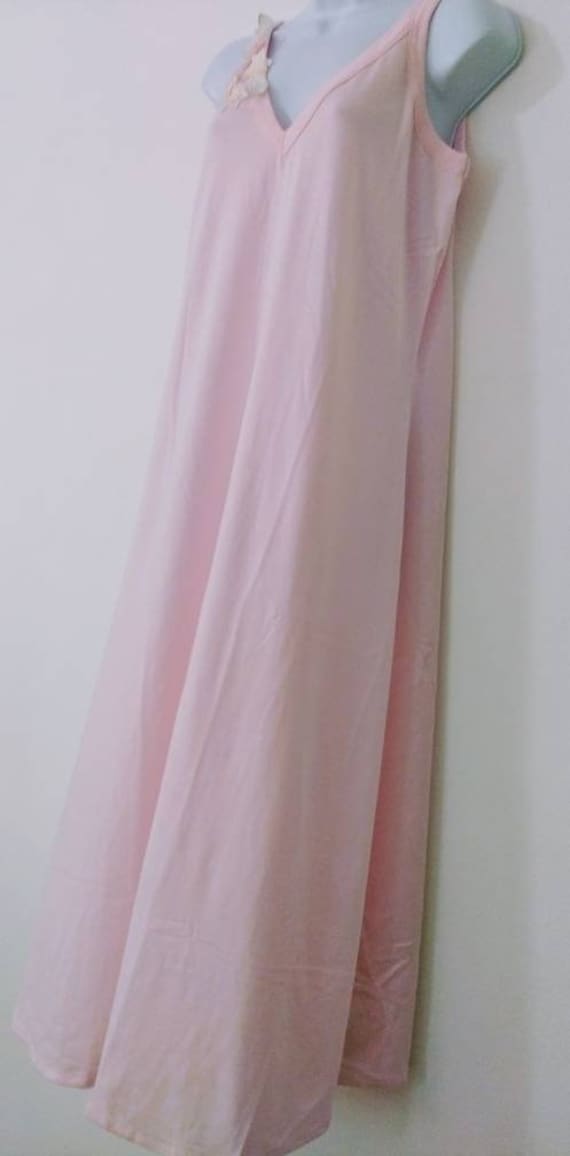 Cinzia pink cotton knit gown with floral appliques - image 4