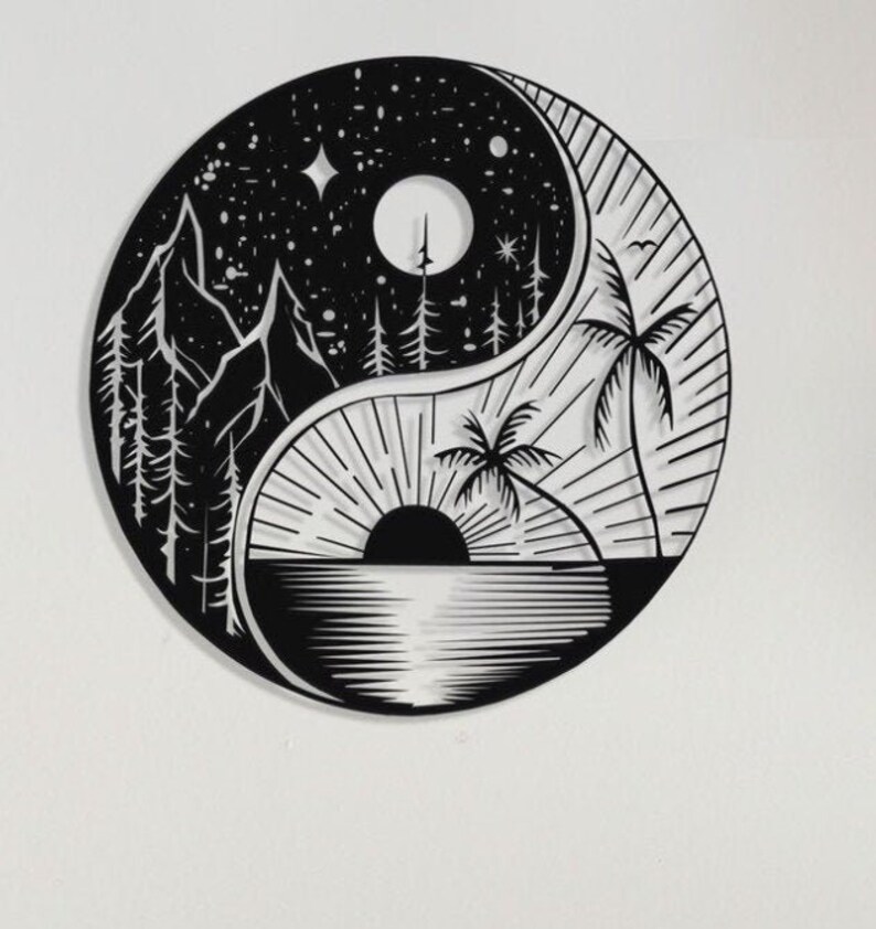 Pode incluir: Arte de parede Yin Yang em preto e branco com uma cena de montanha e floresta de um lado e um p&ocirc;r do sol com palmeiras do outro. O design inclui um c&eacute;u estrelado e um mostrador de rel&oacute;gio circular.