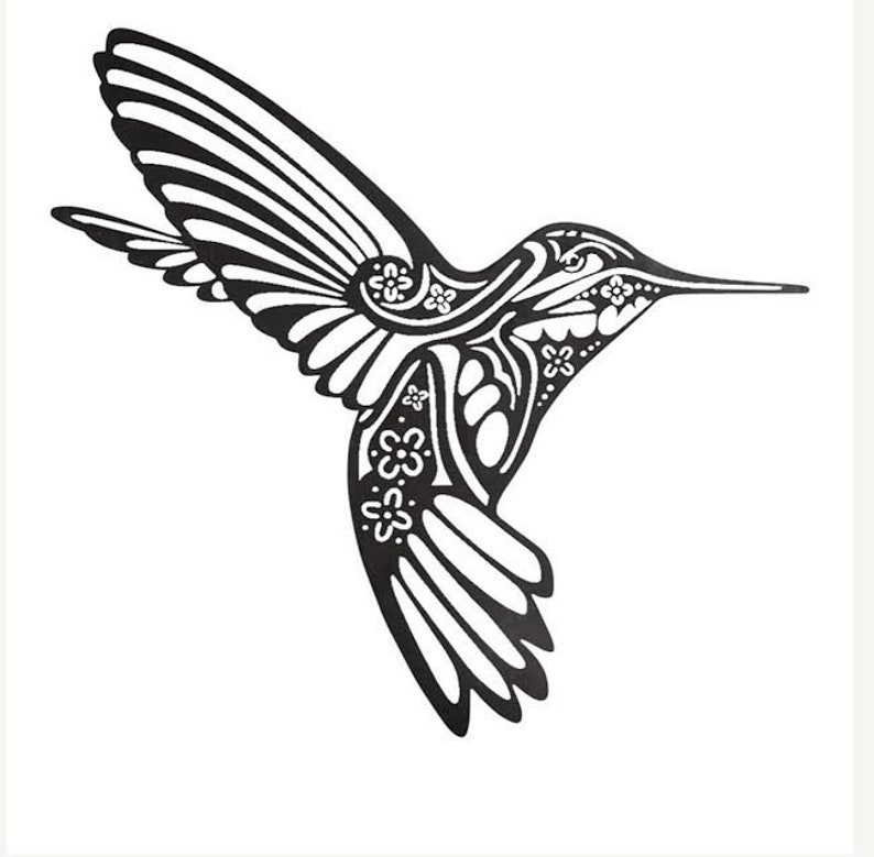 Pu&ograve; includere: Un'illustrazione stilizzata in bianco e nero di un colibr&igrave; con intricati motivi floreali. Il colibr&igrave; &egrave; in volo con le ali spiegate.