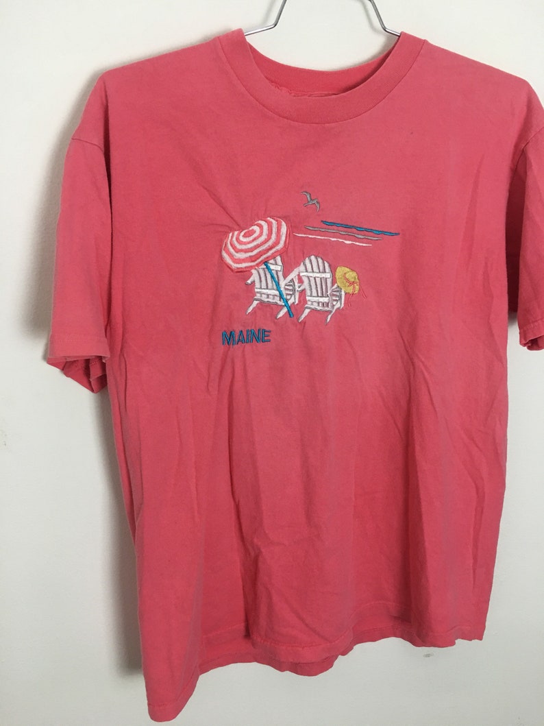 Embroidered Maine Beach Chair Tshirt Pink Orange Pastel Muted Mens Womens Large Crewneck State Souvenir Travel Top Coastal New England 1990s
