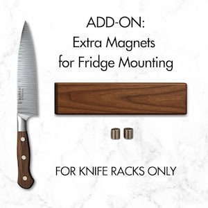 Puede incluir: Un cuchillo de chef de acero inoxidable con mango de madera se muestra junto a un soporte rectangular de madera para cuchillos y dos pequeños imanes. El texto dice "ADD-ON: Extra Magnets for Fridge Mounting" y "FOR KNIFE RACKS ONLY."