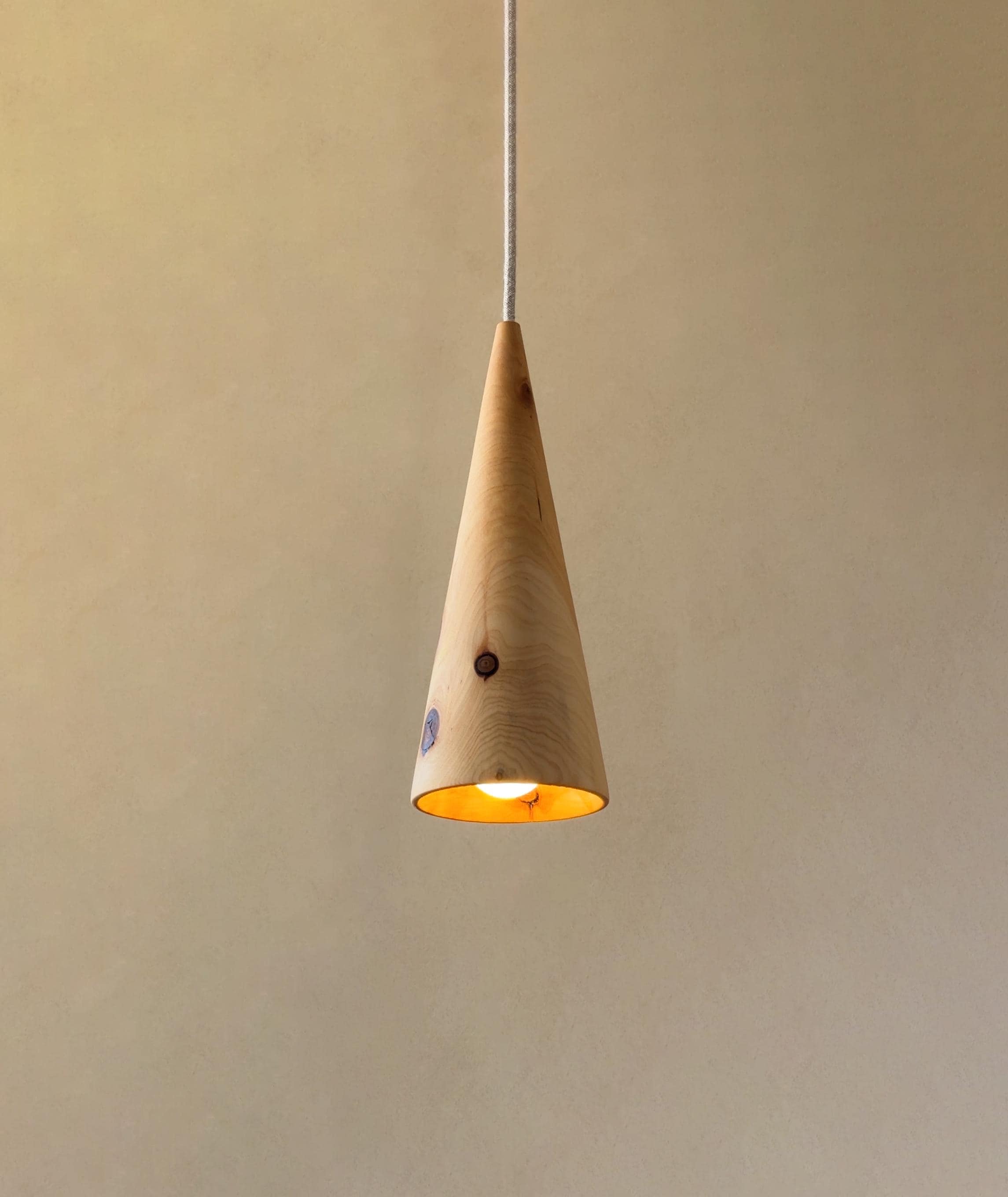 ハンドメイド 天然杉ペンダントライト／優しい木目／ナチュラル照明