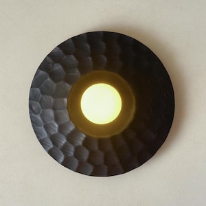 Applique murale en bois noir, applique sculpturale, lampe murale, lumière naturelle, fabrication artisanale, style Japandi, design minimaliste