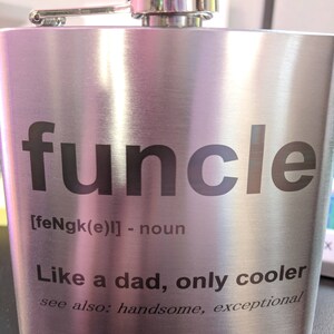 K&ouml;nnte beinhalten: Eine silberne Trinkflasche mit dem Wort "Funcle" darauf gedruckt. Die Definition von "Funcle" lautet: "[feNgk(e)] - Substantiv Wie ein Vater, nur cooler siehe auch: gutaussehend, au&szlig;ergew&ouml;hnlich"