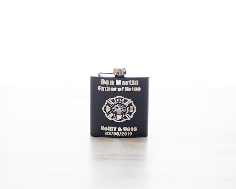 K&ouml;nnte beinhalten: Schwarze Metallflasche mit einem silbernen, gravierten Feuerwehr-Emblem, dem Text "Don Martin Father of Bride" und dem Datum "03/30/2019".