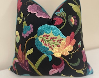 Dekorativer Kissenbezug mit extravagantem Blumendruck