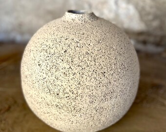 Ceramic Vase, rond vase with rough clay