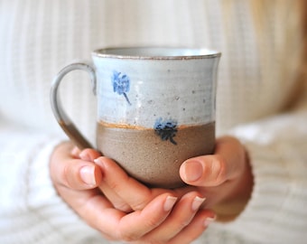 Keramiktasse mit blauen Blumen